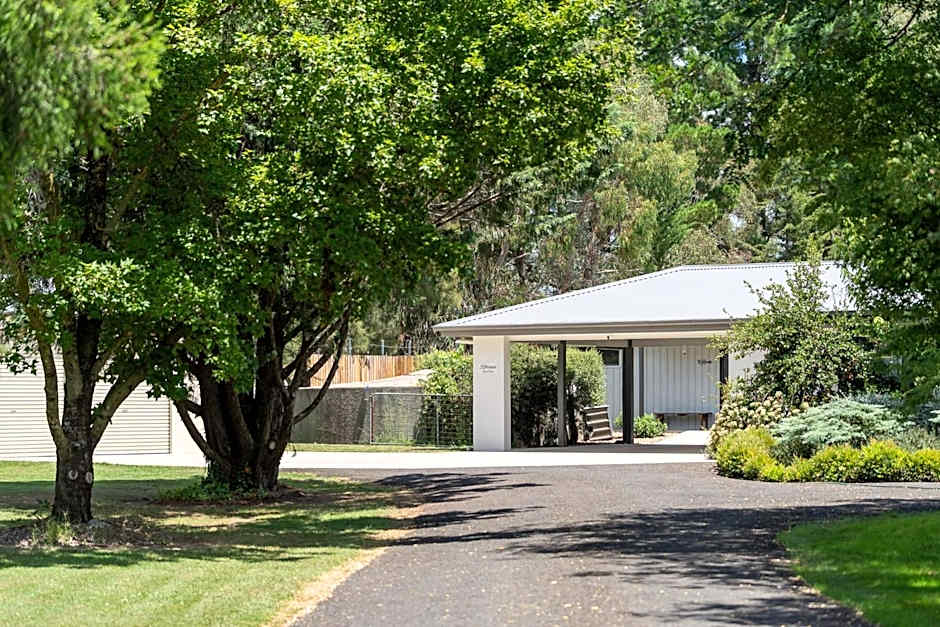 Robinia Guest House - Warmth & Minimalism