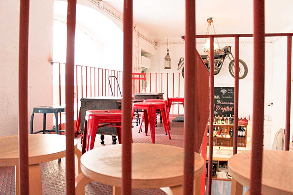 Alface Hall Hostel & Bar