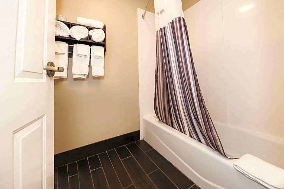 La Quinta Inn & Suites by Wyndham Sandusky