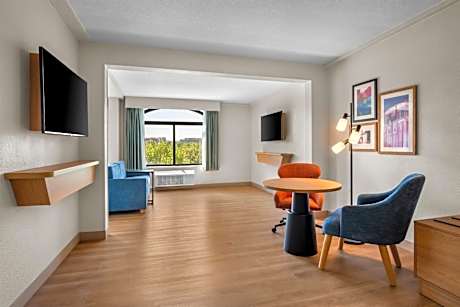 King Studio Suite with Wet Bar