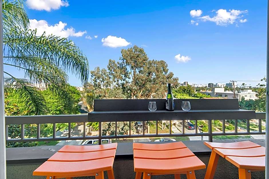 Beverly Hills 2 bed 2 bath Penthouse with Den and Parking 414