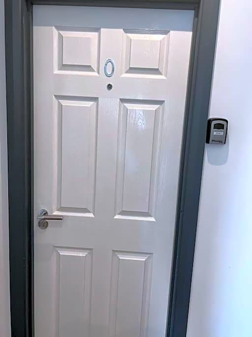 Newly refurbished studio, great location 8 studios