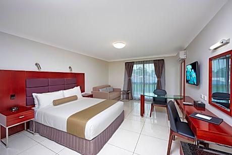 1 Queen Bed Non-Smoking Deluxe Room Soundproof Wi-Fi Work Desk Reverse Cycle Air Conditioning