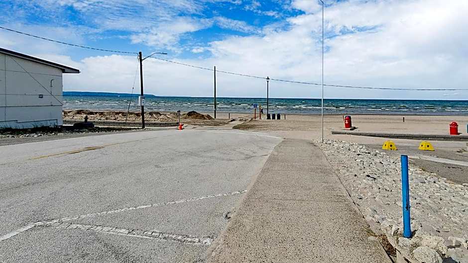 Main Beach River Retreat - Wasaga Beach 1 - Main Strip - 93 Mosley St