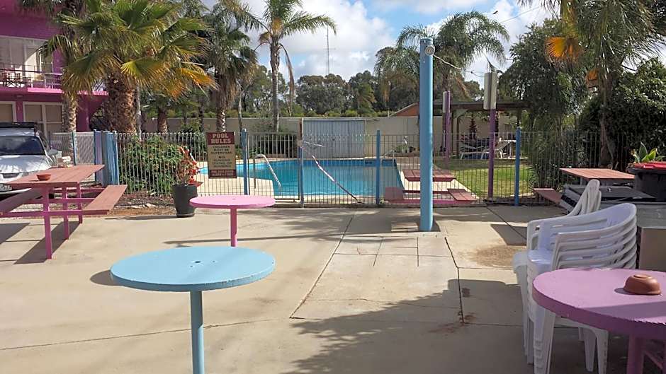 Paddle Steamer Motel