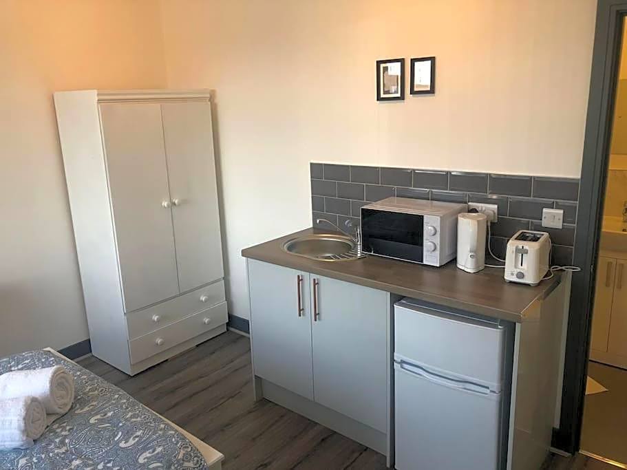 Newly refurbished studio, great location 8 studios