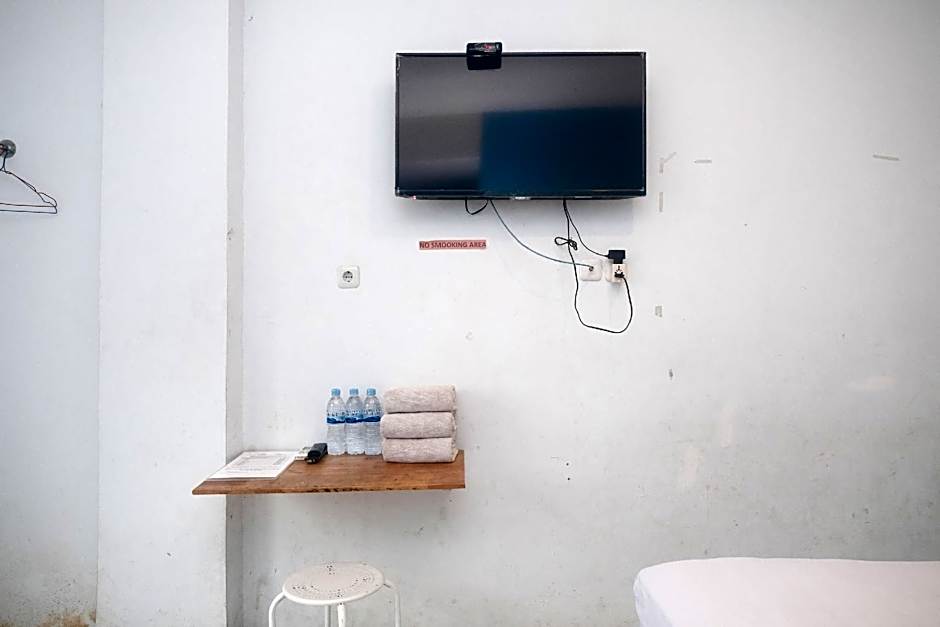 RedDoorz @ Jalan Brigjend Katamso Medan 2