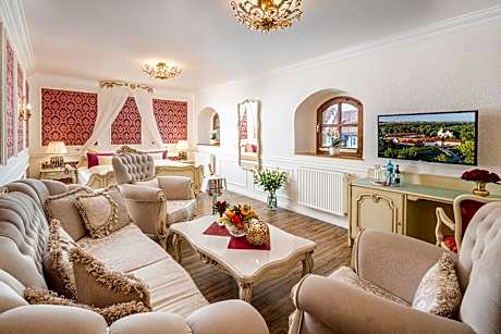 Honeymoon Suite with Bathtub