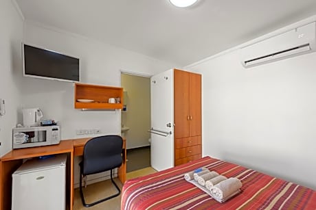 Standard Motel Room – Sleeps 2