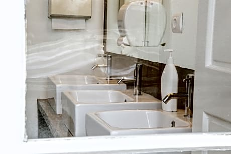 WITH SHARED BATHROOM CAPACITY 4 FAMALE