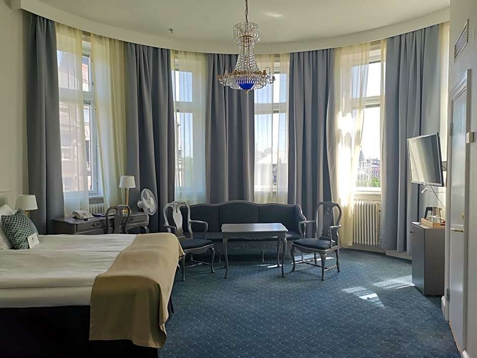 Crystal Plaza Hotel