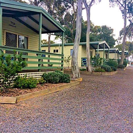 2-Bedroom Deluxe Cabin for 6 People