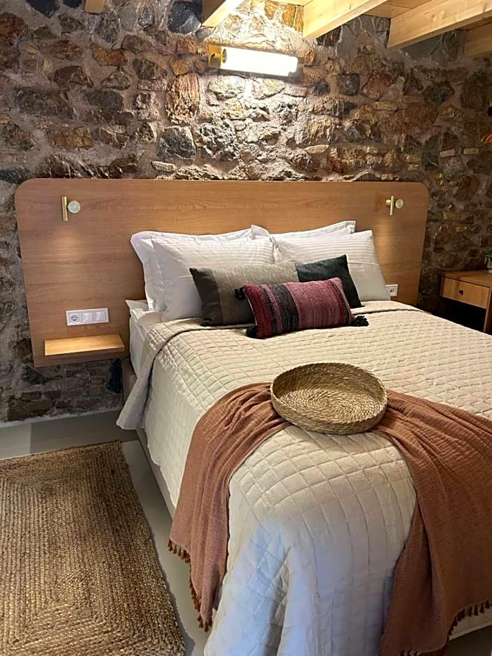 Living Yard Acropolis