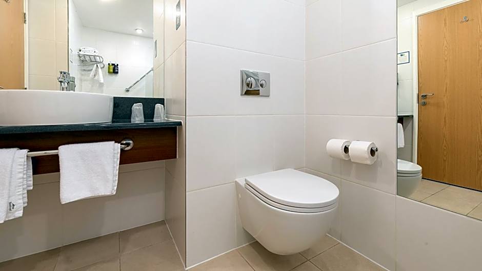 Holiday Inn Express Leigh - Sports Village By IHG