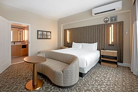 King Room with Bath Tub - Mobility Access