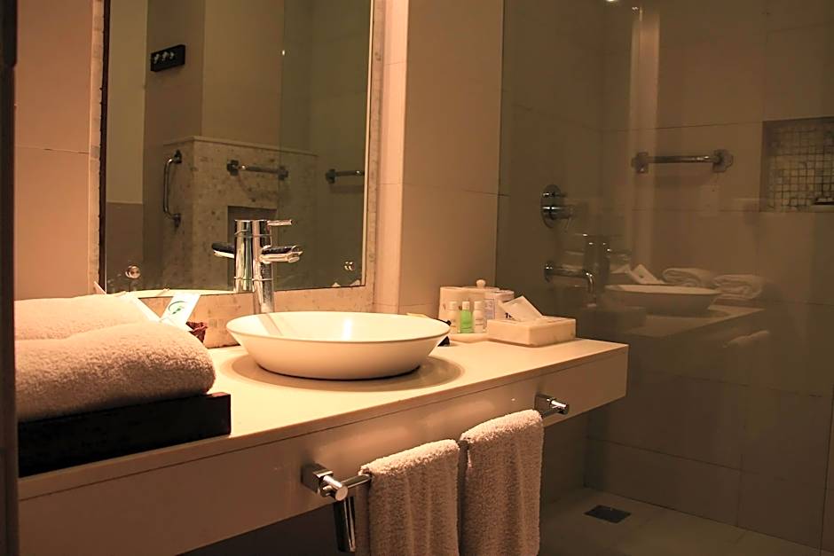 OLD LIGHTHOUSE BRISTOW HOTEL