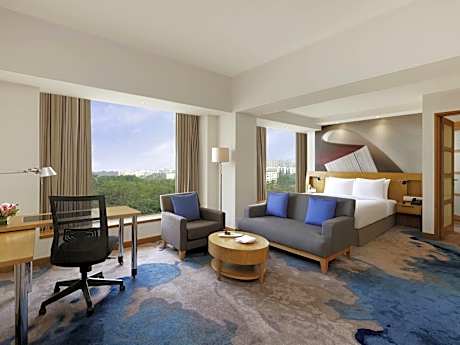 Junior Suite with 1 Queen Bed with 2 way airport transfers and Cocktail Hours and Lounge Access