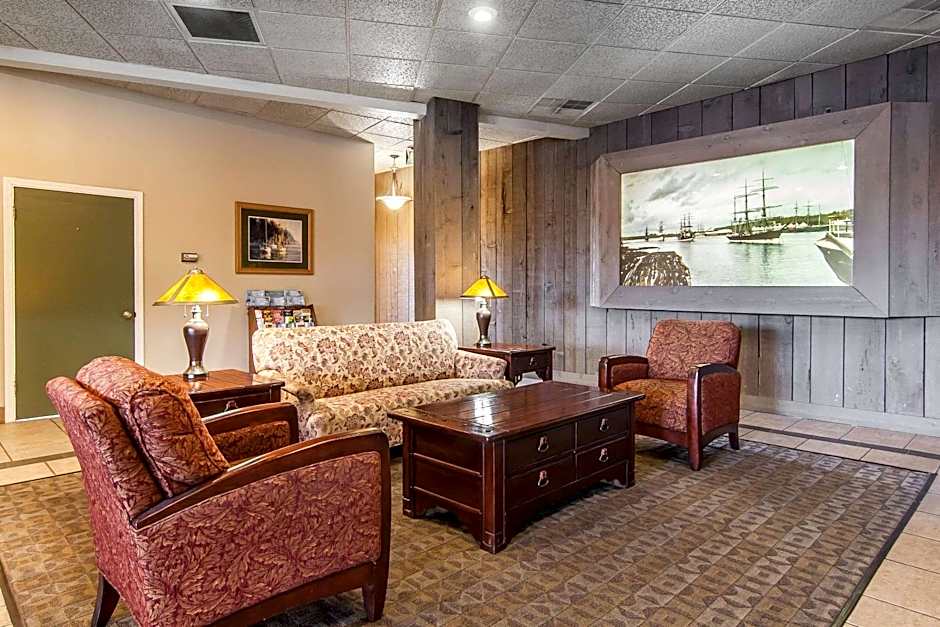 Quality Inn & Suites At Coos Bay