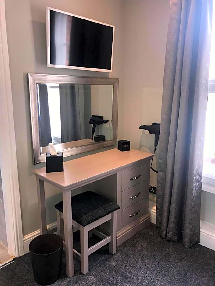 Lil's On The Waterfront