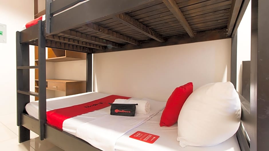 Reddoorz Plus @ Diola Villamonte Bacolod