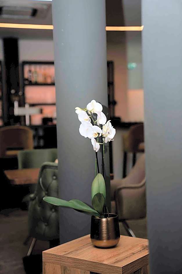 Central Hotel & Lounge Adult Only