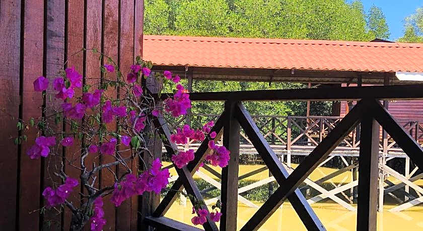 Gayang friendly water house homestay