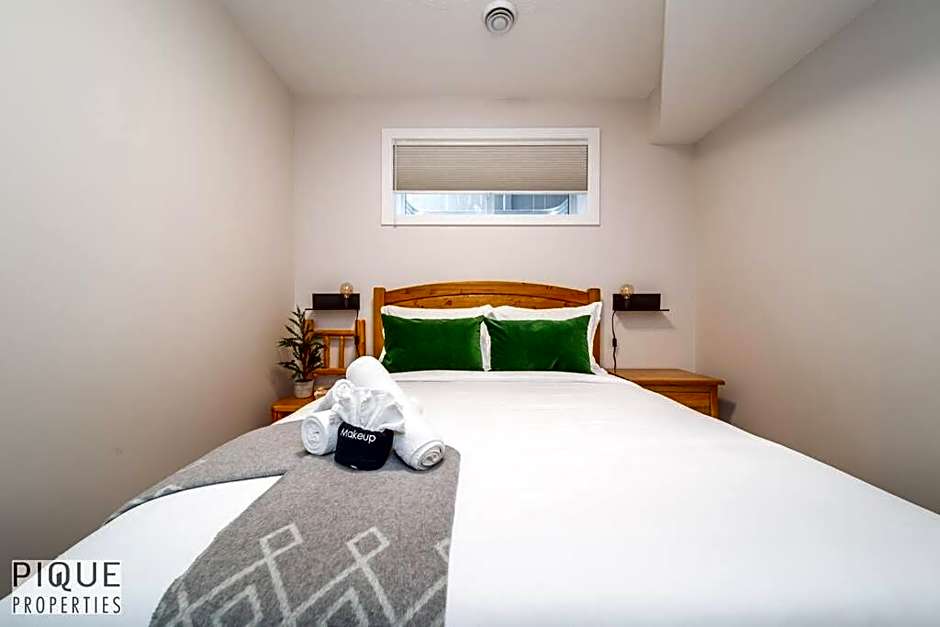 NEW, Mountain Chic Suite, Whyte Avenue, Netflix, WiFi, Sleeps 6