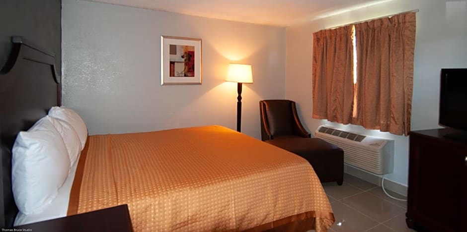 Express Inn & Suites - 5 Miles from St Petersburg Clearwater Airport