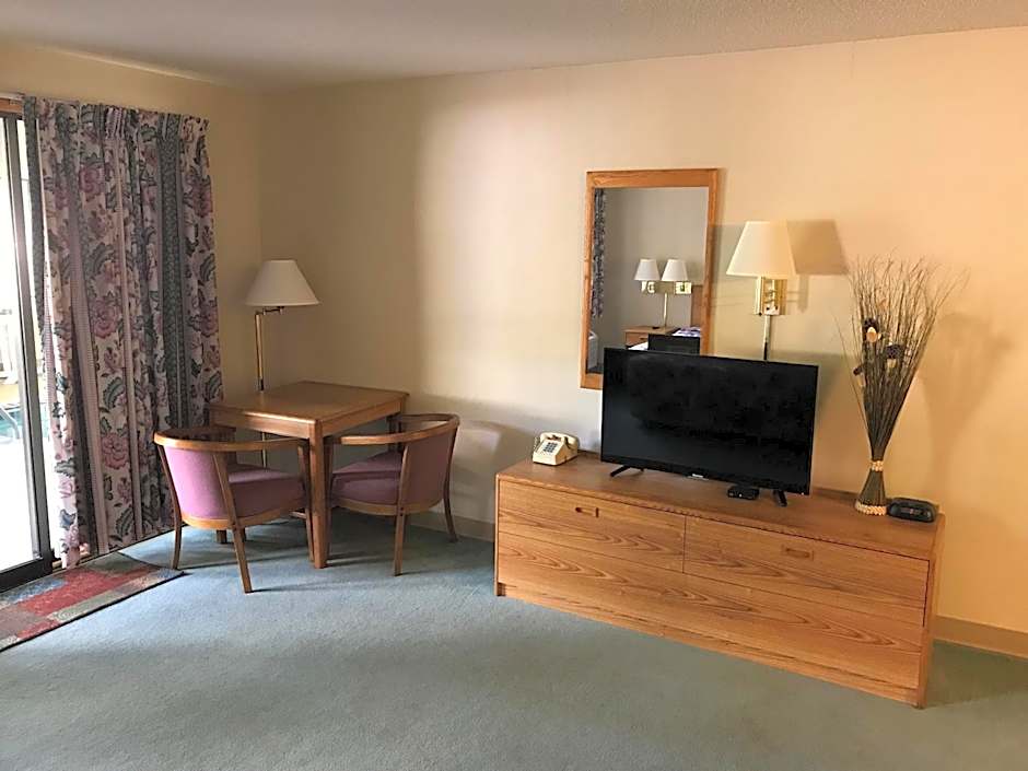 Econo Lodge Inn & Suites Oconto