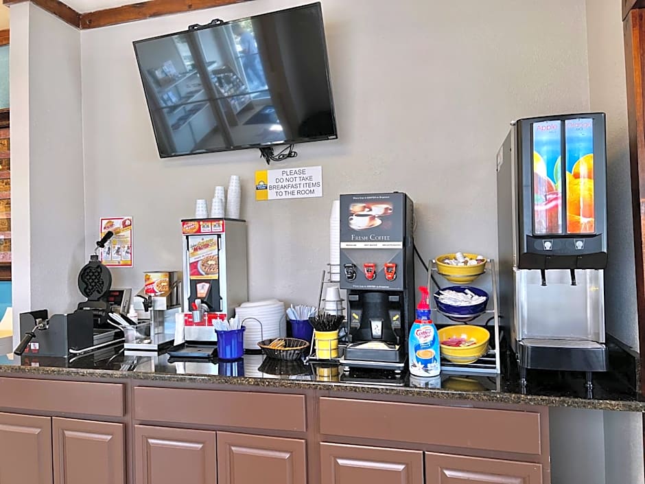 Days Inn by Wyndham Suites Fredericksburg