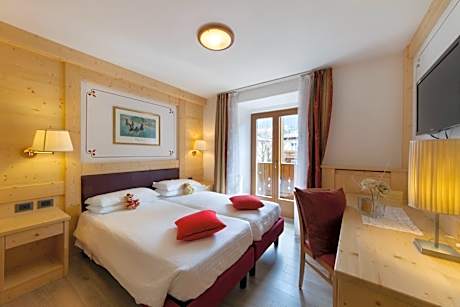 Family Room (2 Adults + 2 Children)