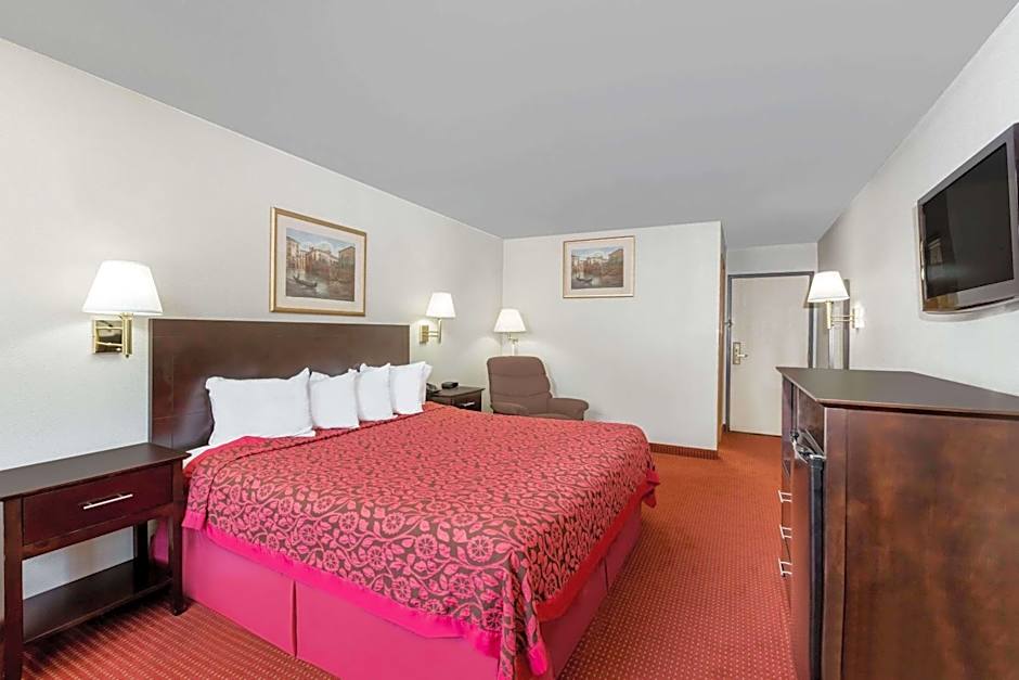 Days Inn & Suites by Wyndham Des Moines Airport