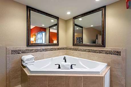 King Suite - Non-Smoking