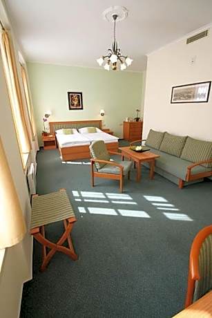 Family Room (2 Adults + 1 Child)