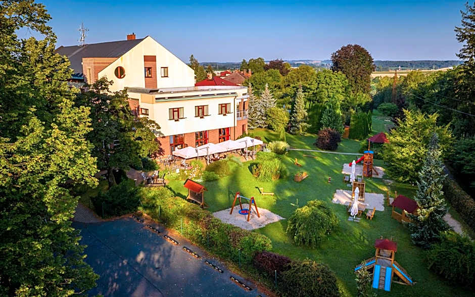 April hotel Panorama