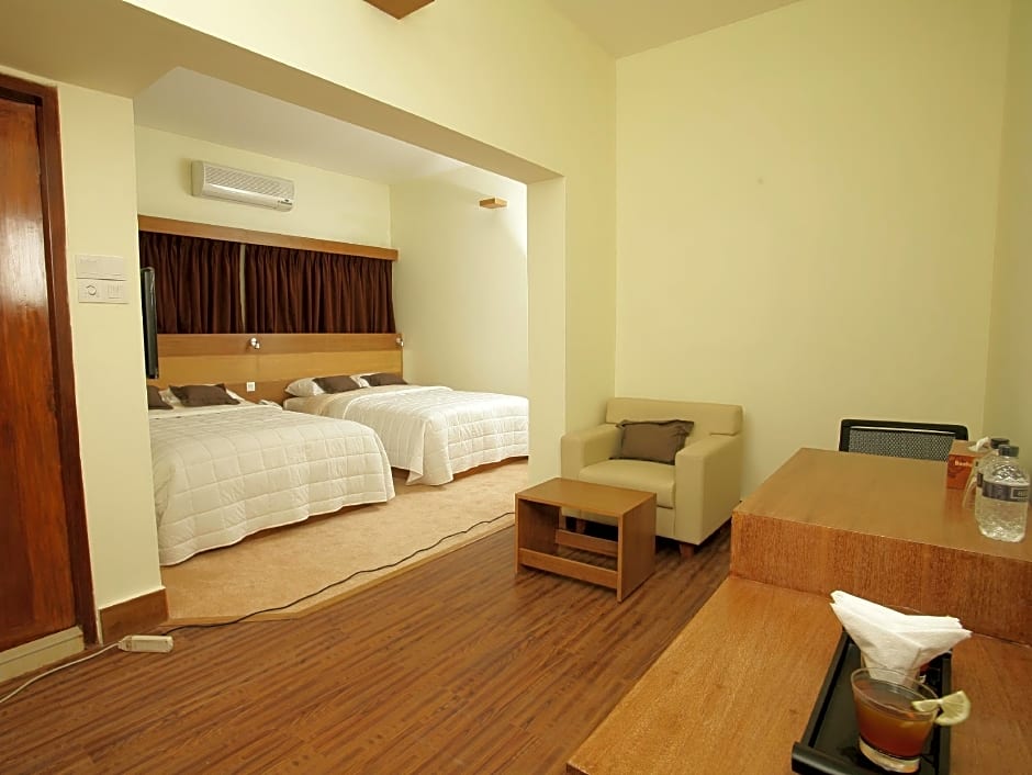 Richmond Hotel And Suites