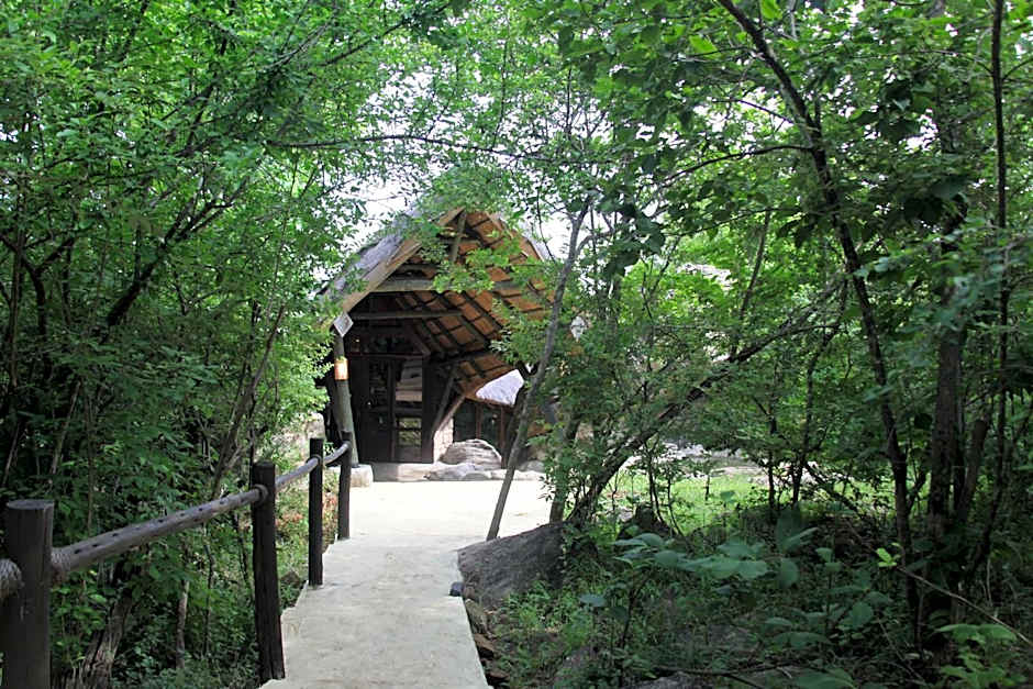 Serena Mivumo River Lodge