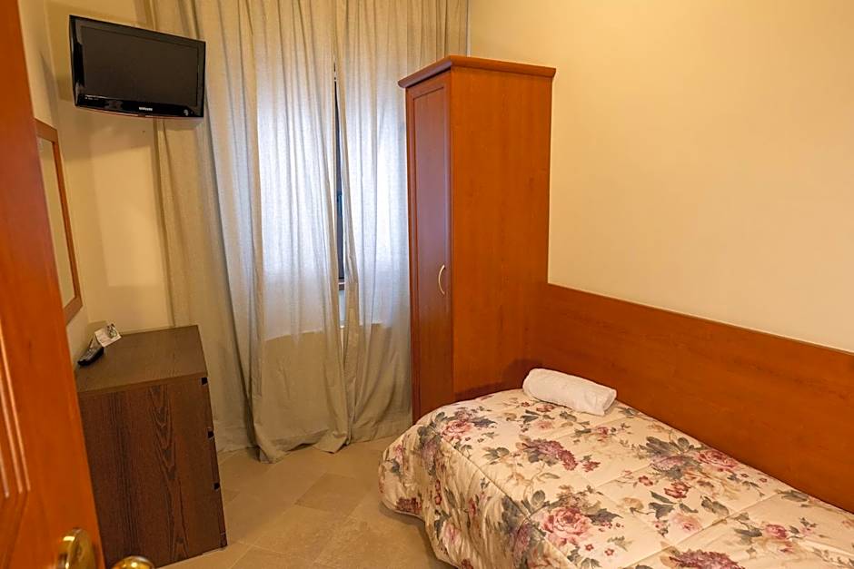 Photo 1 of 11 of Single Room