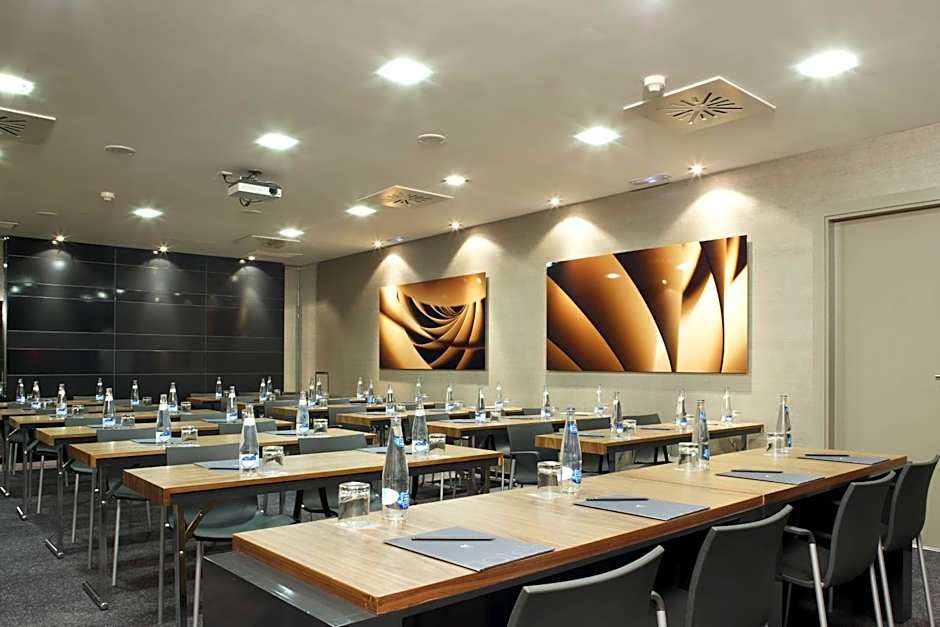 AC Hotel by Marriott Victoria Suites