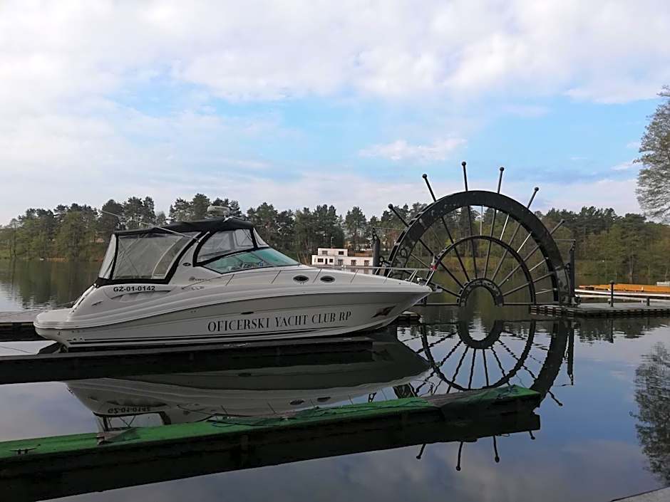 Oficerski Yacht Club