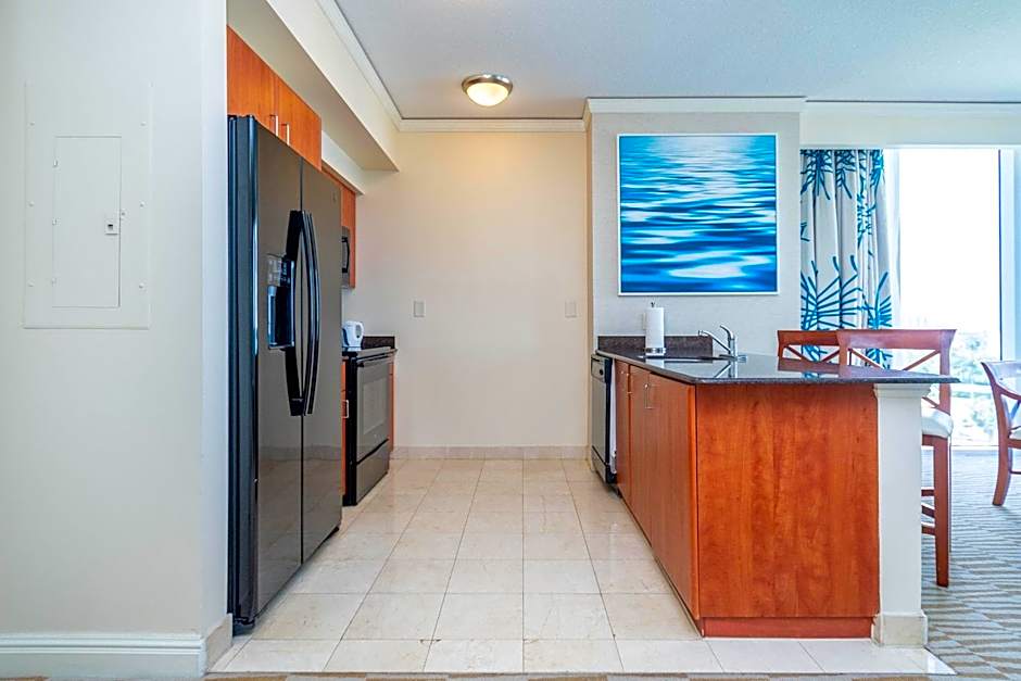 TRUMP INTL 2 BEDROOM APARTMENT 1600 Sqf Ocean and Bay View