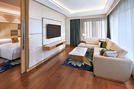 Club lounge access, 1 Bedroom 2 room Suite, 1 King, City view