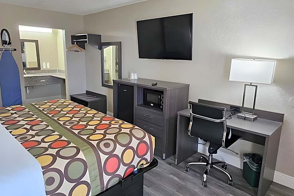 Super 8 by Wyndham Metairie