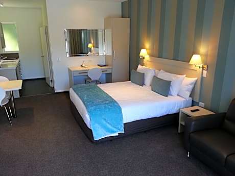 Executive Studio (3 Adults)