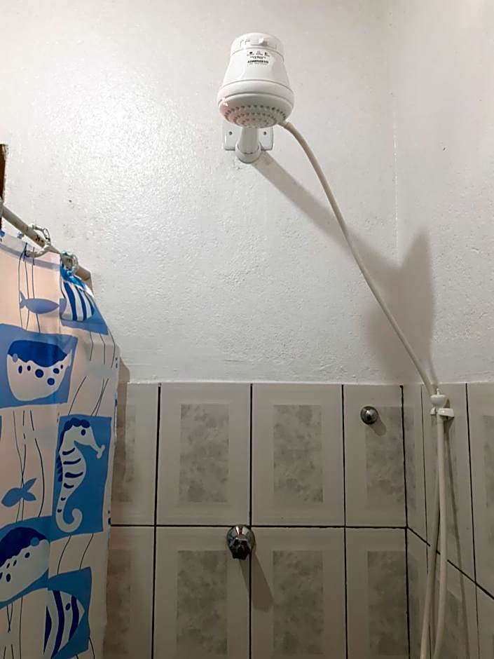 Suíte Pé na Areia- Espaço Independente na Praia do Curral com localização privilegiada - simplicidade e comodidade com o pôr do sol mais lindo de Ilhabela - melhor custo benefício para até 4 pessoas , na Av José Pacheco do Nascimento nº 7682