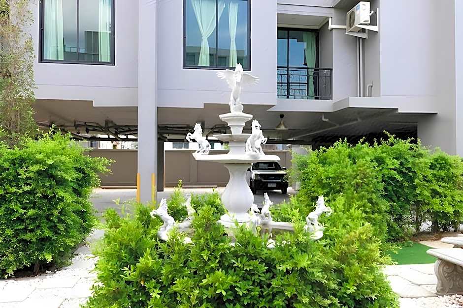 RQ Bangkok Sukhumvit 107 by Collection O