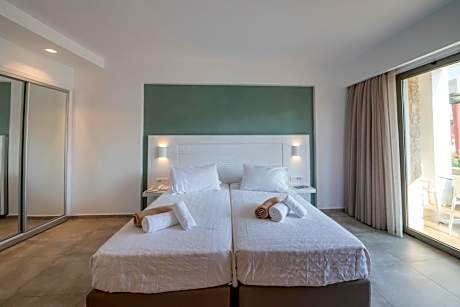 Deluxe Room with Garden View and Veranda