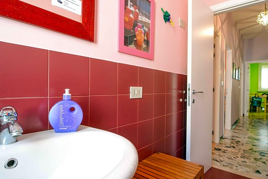 Casa Fuori Casa - 200 mt dal casello autostradale, parcheggio gratuito, garage moto