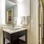 La Quinta Inn & Suites by Wyndham Warwick-Providence Airport