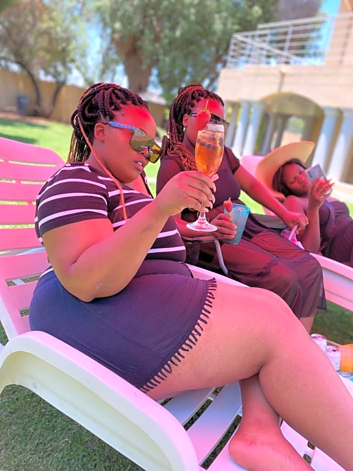 Selina Airport Lodge #Emzini